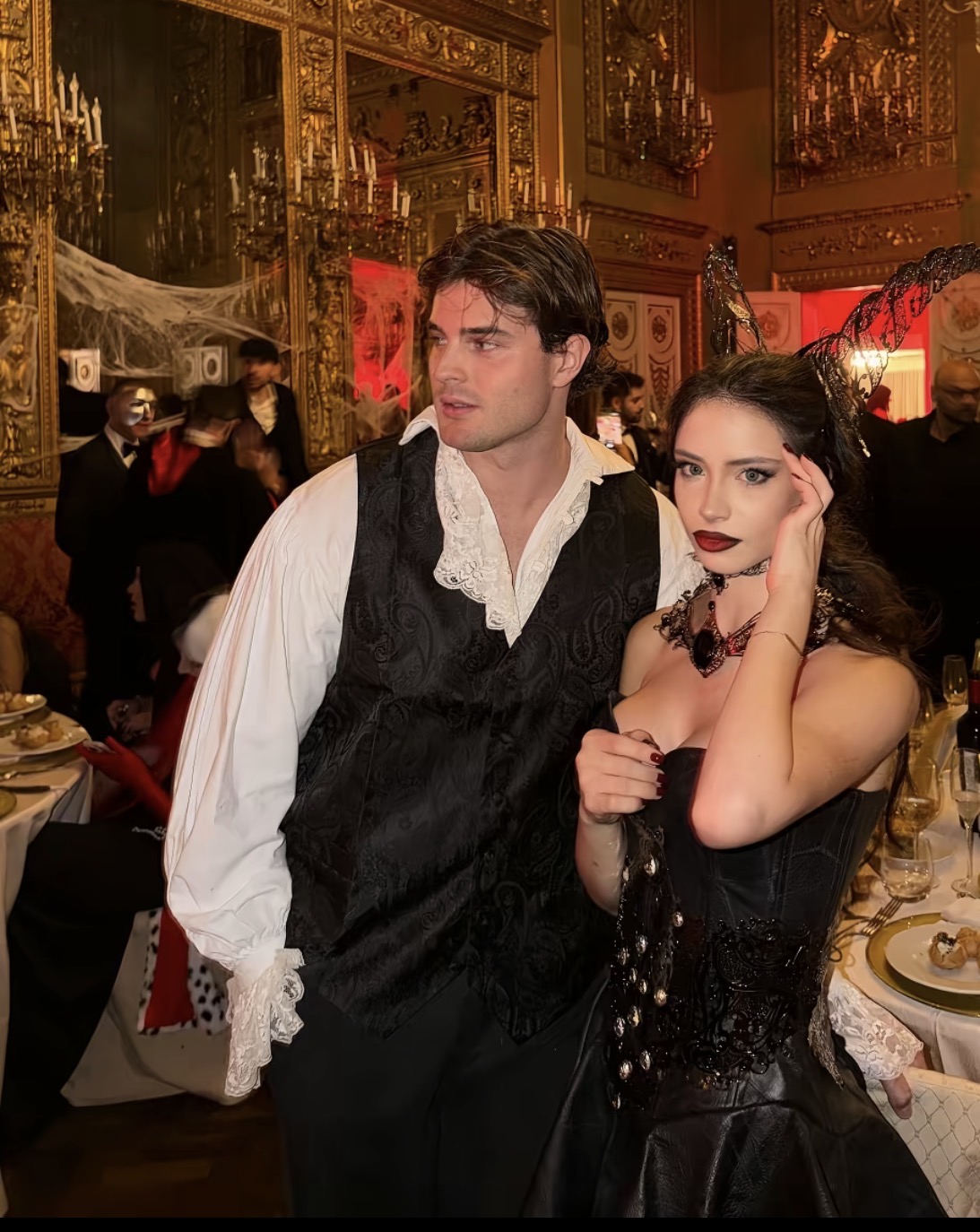 Look d'epoca: gilet damascato, camicia con pizzi e corsetto nero